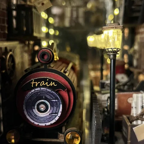 Seitliche Ansicht des Book Nook - Fantasy Train Platform mit gut sichtbaren Elementen