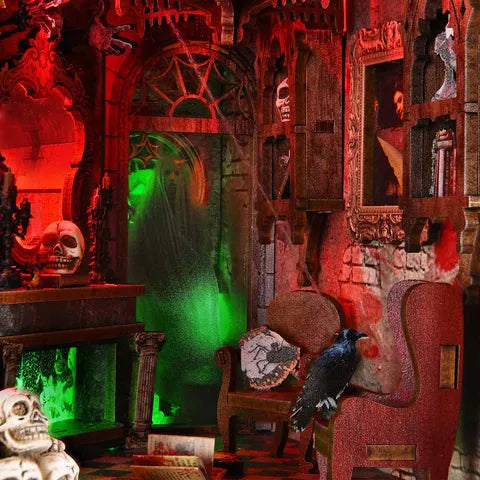 Seitliche Ansicht des Book Nook - Haunted Mansion mit gut sichtbaren Elementen