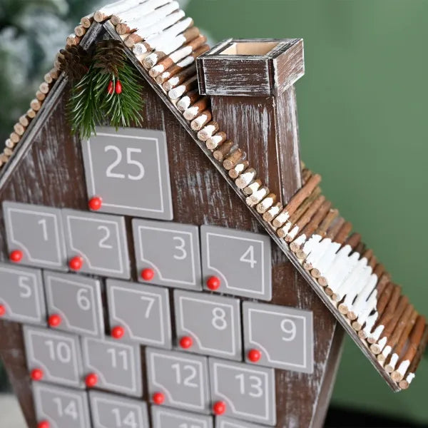 Detailansicht eines dekorativen Elements im Graues Holzhaus Adventskalender mit feinen Details