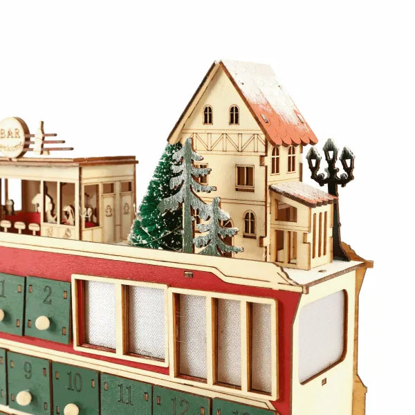 Detailansicht eines dekorativen Elements im Holz-Bus-Szene Adventskalender mit feinen Details