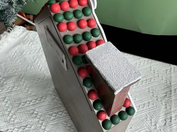 Detailansicht eines dekorativen Elements im Lebkuchen-Holzhaus Adventskalender mit feinen Details