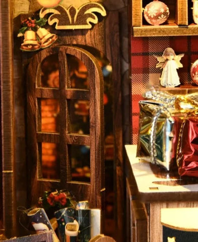 Detailansicht eines dekorativen Elements im Book Nook - Christmas Shop mit feinen Details