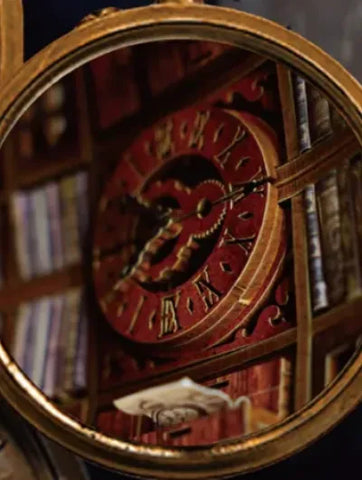 Nahaufnahme des Book Nook - Falling Library mit reichhaltigen Details