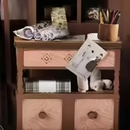 Detailansicht eines dekorativen Elements im Book Nook Kit - Lily Sewing Shop mit feinen Details