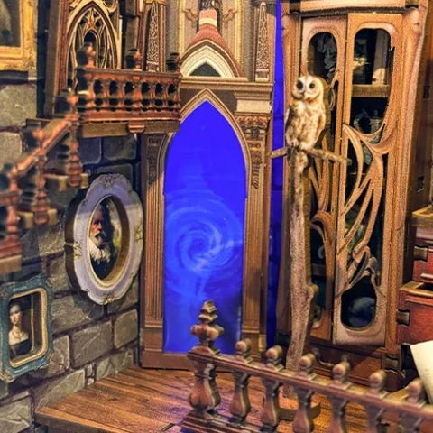 Detailansicht eines dekorativen Elements im Book Nook - Magic Studio mit feinen Details