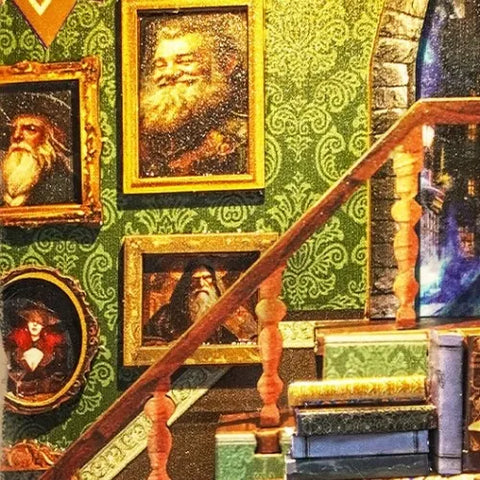 Detailansicht eines dekorativen Elements im Book Nook - Snake House mit feinen Details