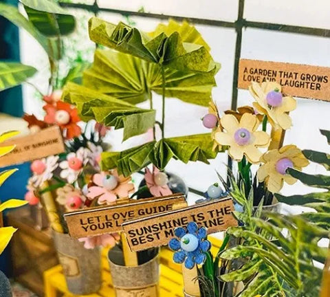 Detailansicht eines dekorativen Elements im Book Nook - Sunshine Flower House mit feinen Details