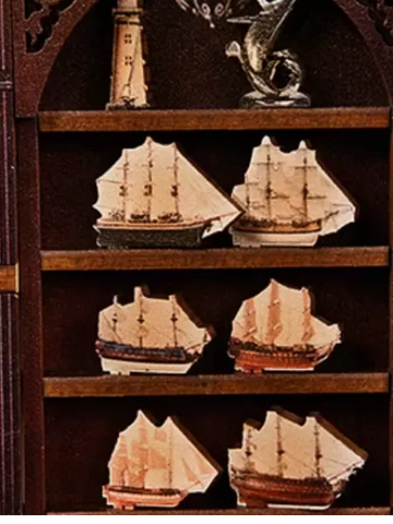 Detailansicht eines dekorativen Elements im Book Nook - Voyage Memories mit feinen Details