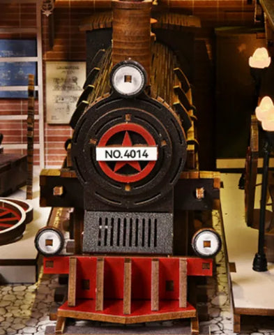 Detailansicht eines dekorativen Elements im Book Nook - Train Repair Station mit feinen Details