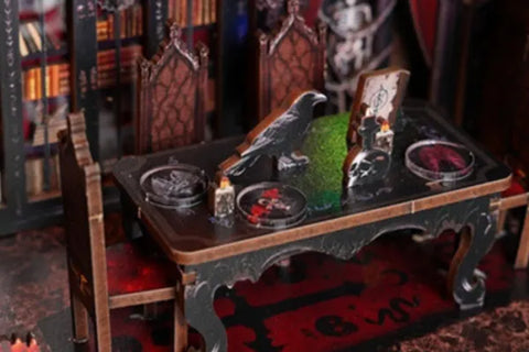 Detailansicht eines dekorativen Elements im Booknook - Dark Family mit feinen Details