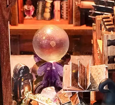 Detailansicht eines dekorativen Elements im Miniatur Haus Bausatz - Time Magic Club mit feinen Details