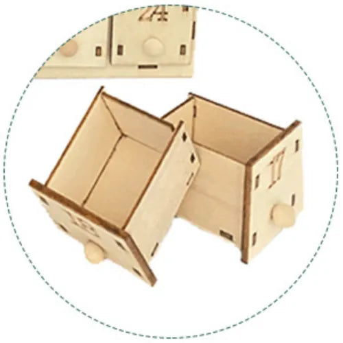 Detailansicht eines dekorativen Elements im Wooden Advent Calendars mit feinen Details