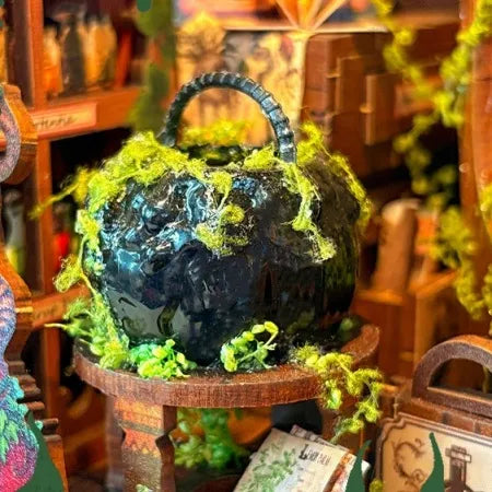 Detailansicht eines dekorativen Elements im Book Nook - Alchemy Diary mit feinen Details