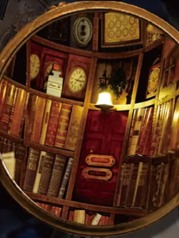 Detailansicht eines dekorativen Elements im Book Nook - Falling Library mit feinen Details