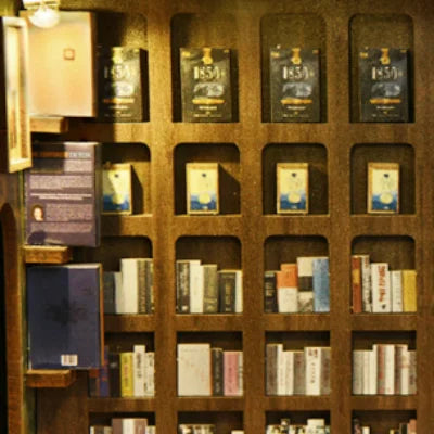 Geschenkverpackung des Book Nook - Four Seasons Coffee für Sammler und als ideales Geschenk