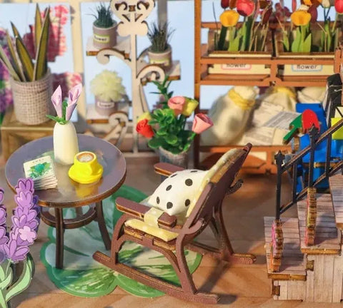 Book Nook - Garden House dekorativ auf einem Schreibtisch platziert