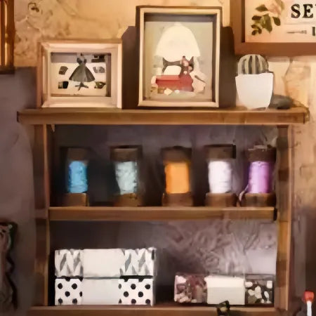 Seitliche Ansicht des Book Nook Kit - Lily Sewing Shop mit gut sichtbaren Elementen