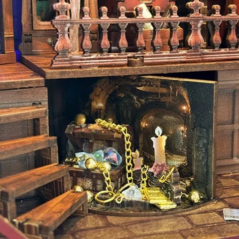 Seitliche Ansicht des Book Nook - Magic Studio mit gut sichtbaren Elementen