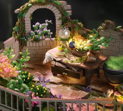 Detailansicht eines dekorativen Elements im Miniature House - Magic Workshop mit feinen Details