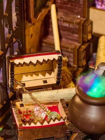 Book Nook - Mystic Theurge's Hut dekorativ auf einem Schreibtisch platziert