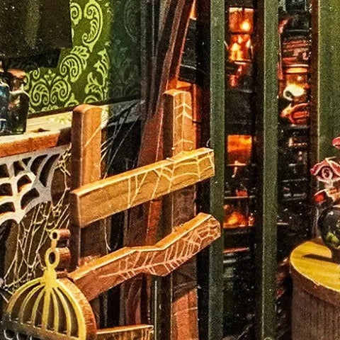 Book Nook - Snake House dekorativ auf einem Schreibtisch platziert