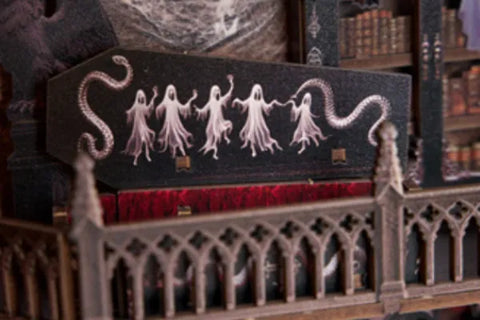 Booknook - Dark Family Gesamtansicht mit detaillierter Szenerie