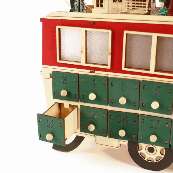 Detailansicht eines dekorativen Elements im Holz-Bus-Szene Adventskalender mit feinen Details