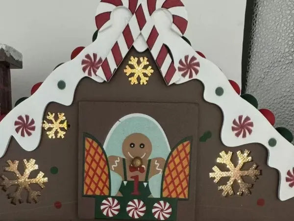 Detailansicht eines dekorativen Elements im Lebkuchen-Holzhaus Adventskalender mit feinen Details