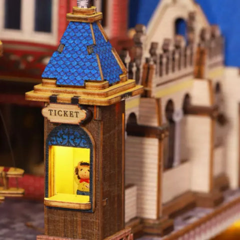 Miniatur Haus Bausatz - Annecy Castle Gesamtansicht mit detaillierter Szenerie