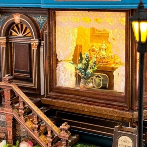 Seitliche Ansicht des Miniature House - Cuckoo House mit gut sichtbaren Elementen