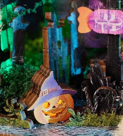 Detailansicht des Miniature House - Halloween Night mit präzise geschnittenen Holzteilen aus hochwertigem Material