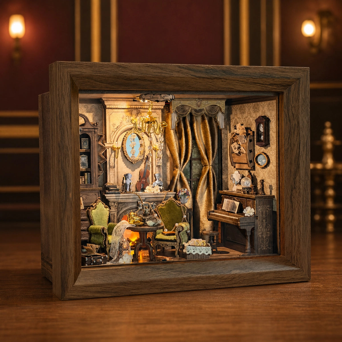 Beleuchteter Glimmer Hall Salon mit Kamin, Klavier und Teetisch