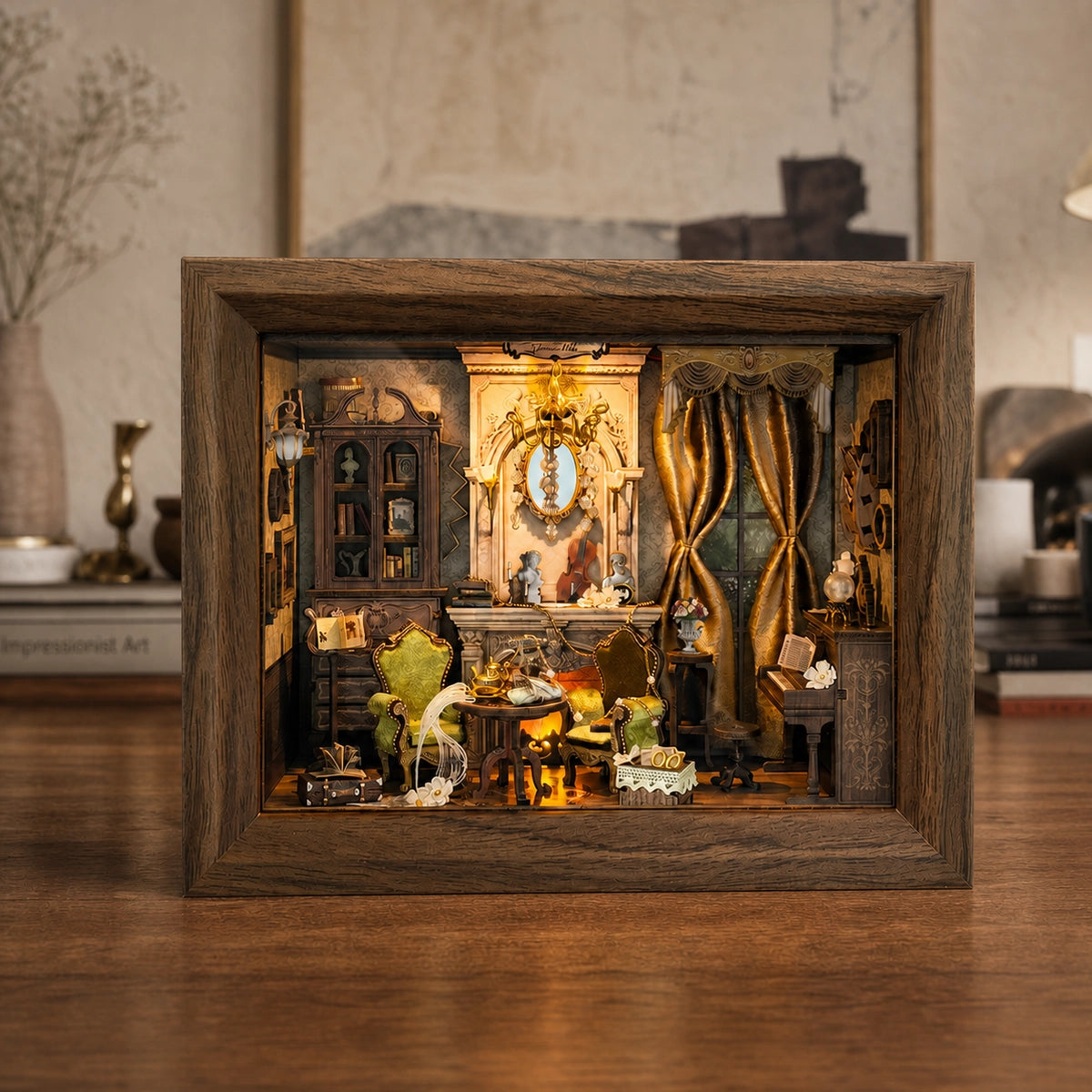 Glimmer Hall als beleuchtete Miniaturdekoration auf einem Sideboard