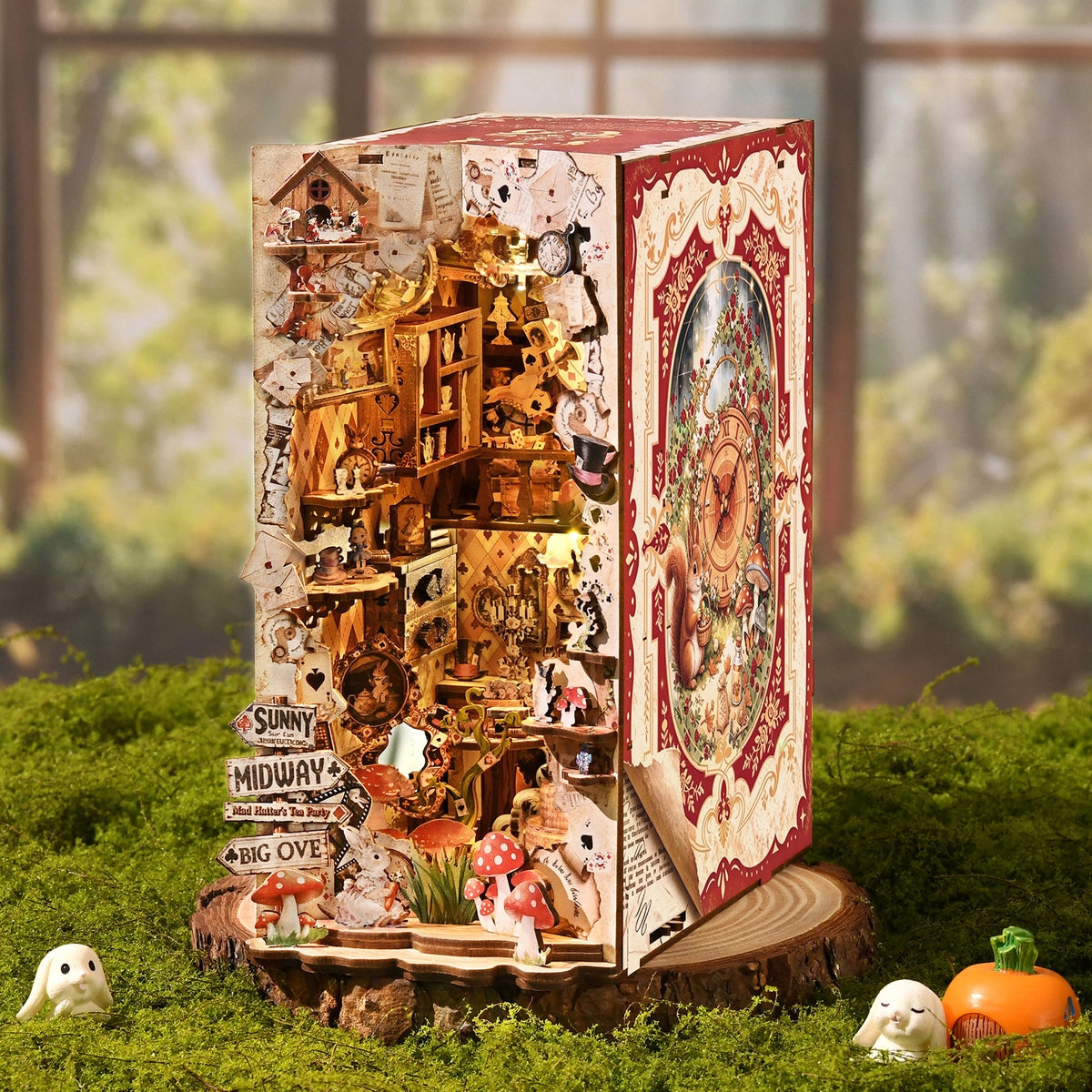 Adventures In The Book Crevices – Schräger Blick auf die Bücherstufen und die verzierte Rückseite