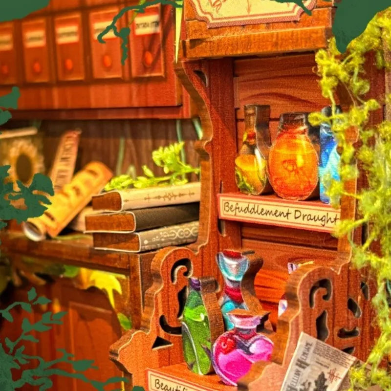 Detailansicht eines dekorativen Elements im Book Nook - Alchemy Diary mit feinen Details