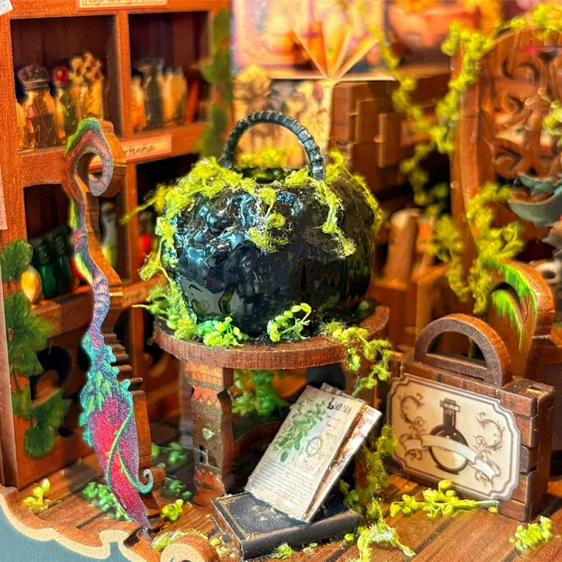 Detailansicht eines dekorativen Elements im Book Nook - Alchemy Diary mit feinen Details