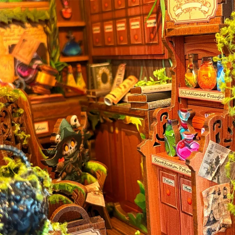 Detailansicht eines dekorativen Elements im Book Nook - Alchemy Diary mit feinen Details