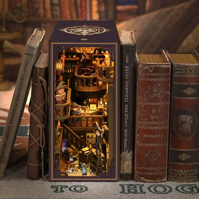 Book Nook - Alchemy Master dekorativ auf einem Schreibtisch platziert