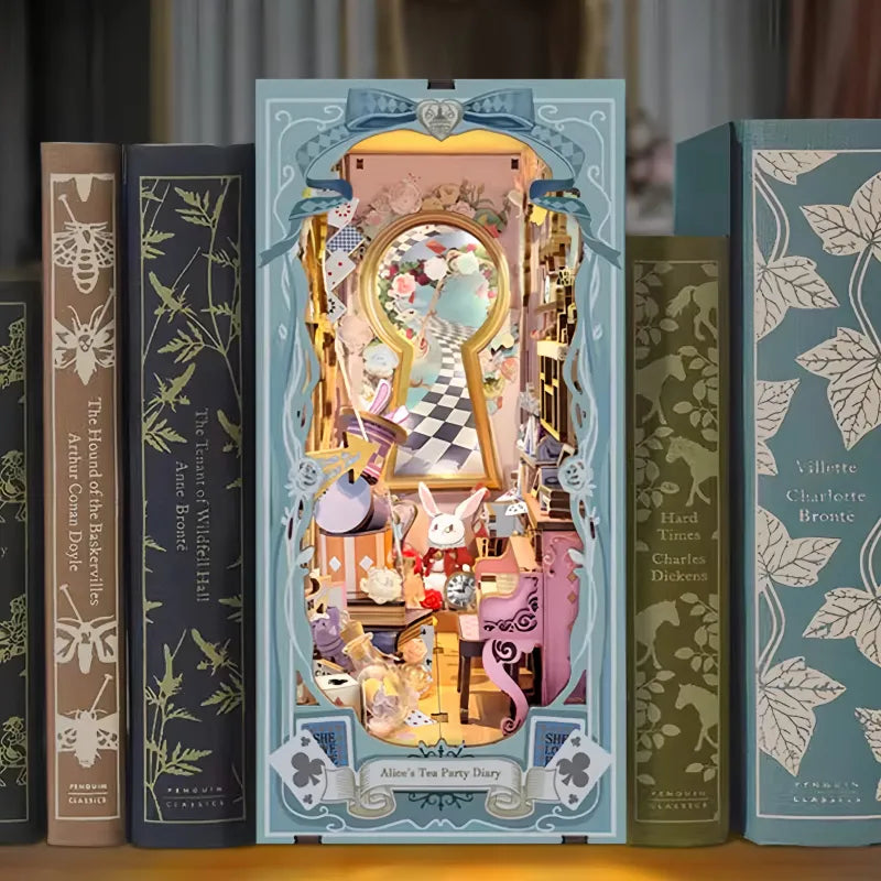 Book Nook - Alice's Tea Party Diary dekorativ auf einem Schreibtisch platziert