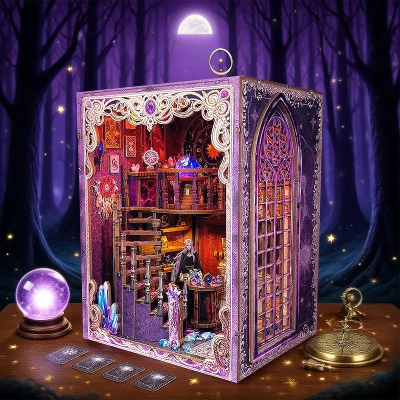 Seitliche Ansicht des Book Nook - Aliphose Mucha mit gut sichtbaren Elementen