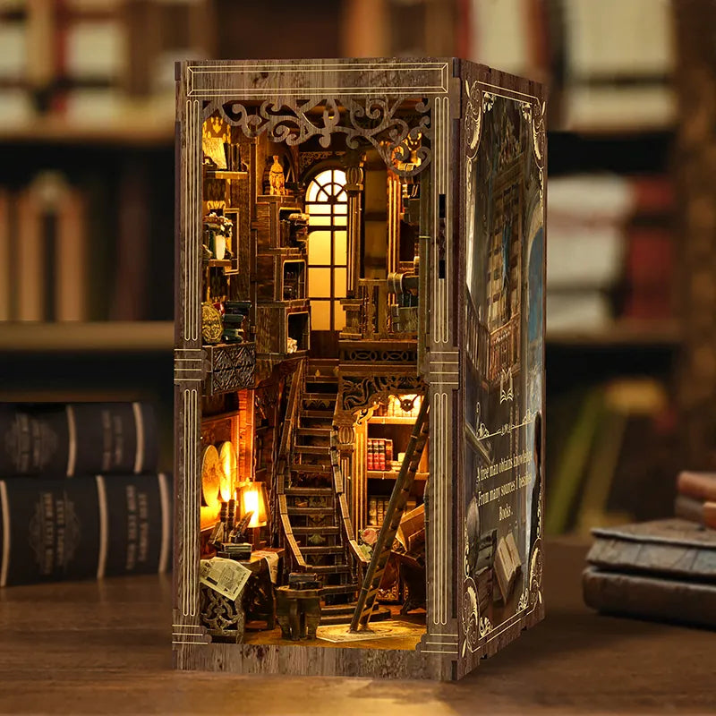 Seitliche Ansicht des Book Nook - Ancient Book Collection Room mit gut sichtbaren Elementen