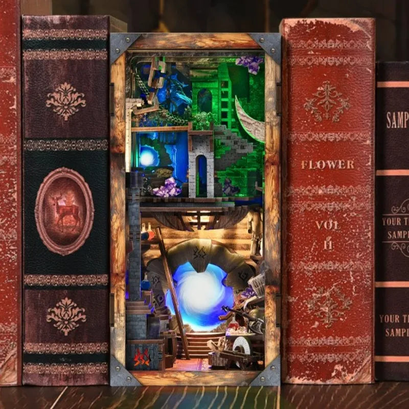 Book Nook - Blade and Magic dekorativ auf einem Schreibtisch platziert