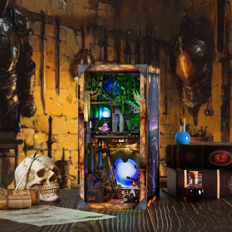 Book Nook - Blade and Magic dekorativ auf einem Schreibtisch platziert
