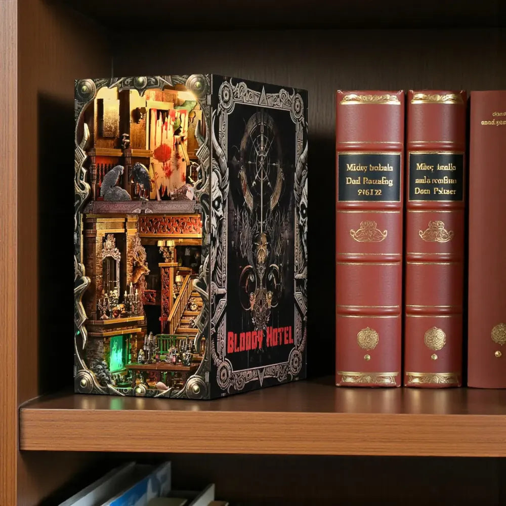 Bloody Hotel esposto su una libreria accanto a volumi decorativi