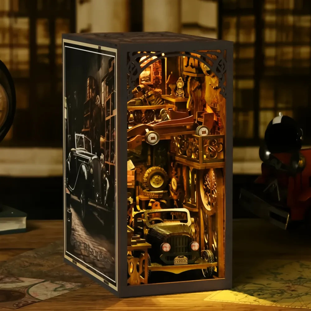 Car Players illuminata con auto d’epoca al piano inferiore e monoposto sulla galleria