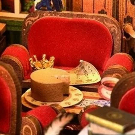 Detailansicht eines dekorativen Elements im Book Nook - Cat Affairs Bureau mit feinen Details