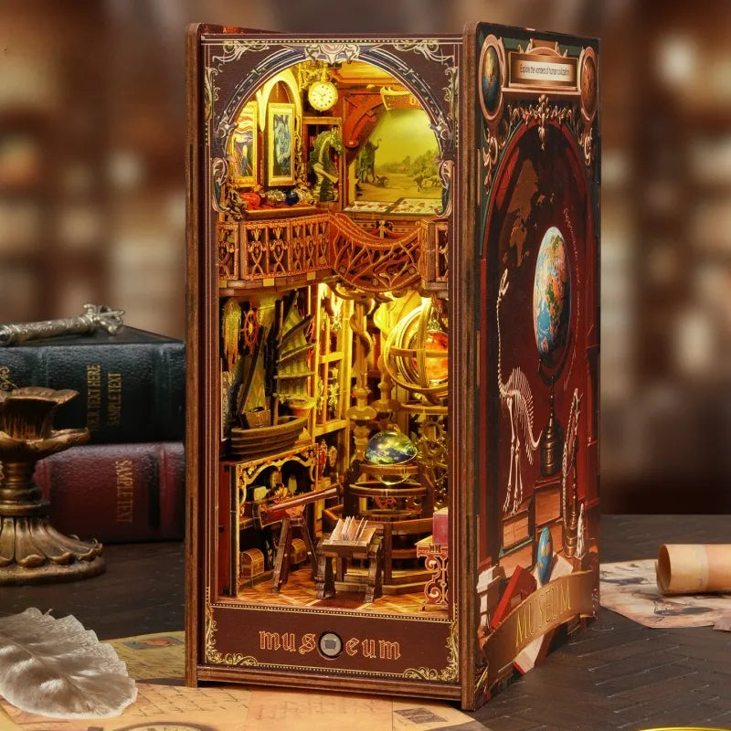 Seitliche Ansicht des Book Nook - Century Museum mit gut sichtbaren Elementen