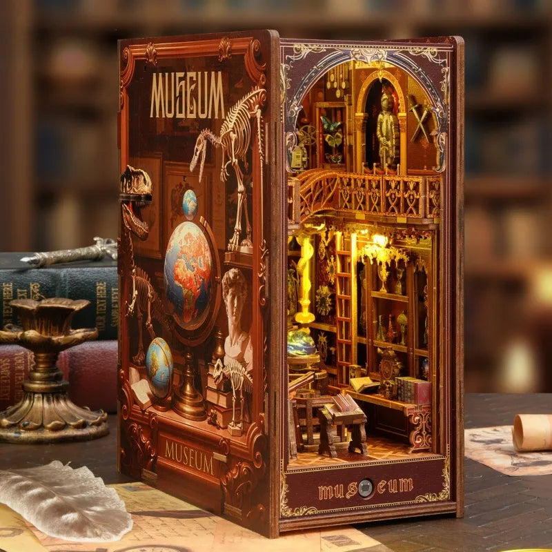 Seitliche Ansicht des Book Nook - Century Museum mit gut sichtbaren Elementen