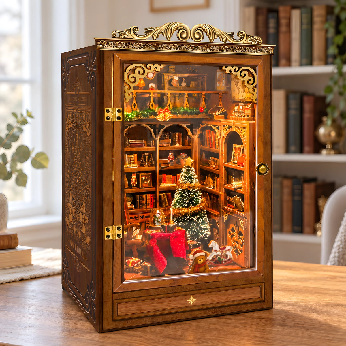 Christmas Book House mit transparenter Front und beleuchteter Weihnachtsbibliothek
