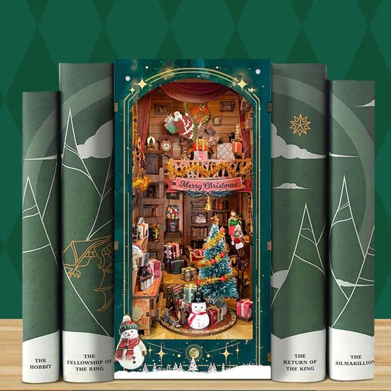 Christmas Jingle Cabin esposto tra i libri con luce calda